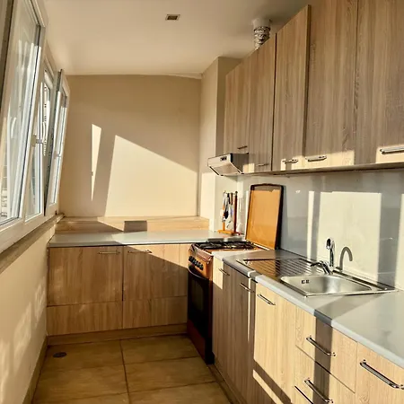 Above The 01 ティラナ