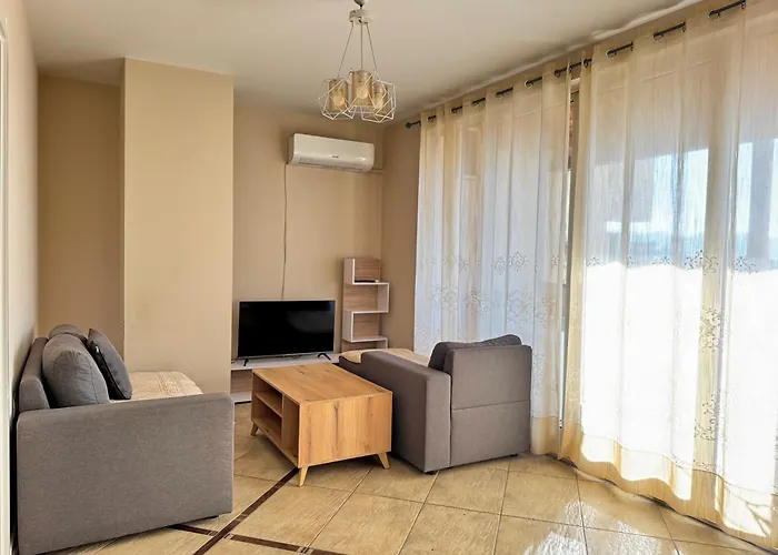 Above The 01 アパート ティラナ