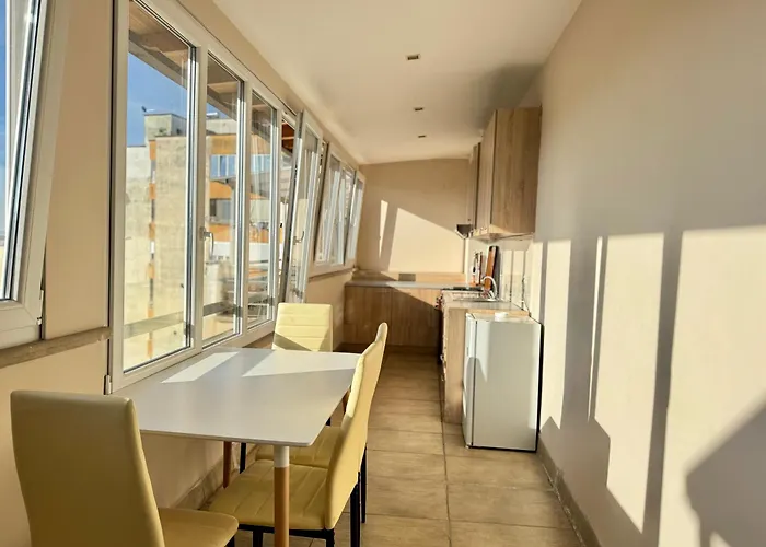 Above The 01 アパート ティラナ