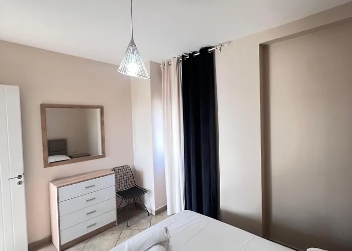 Above The 01 アパート ティラナ